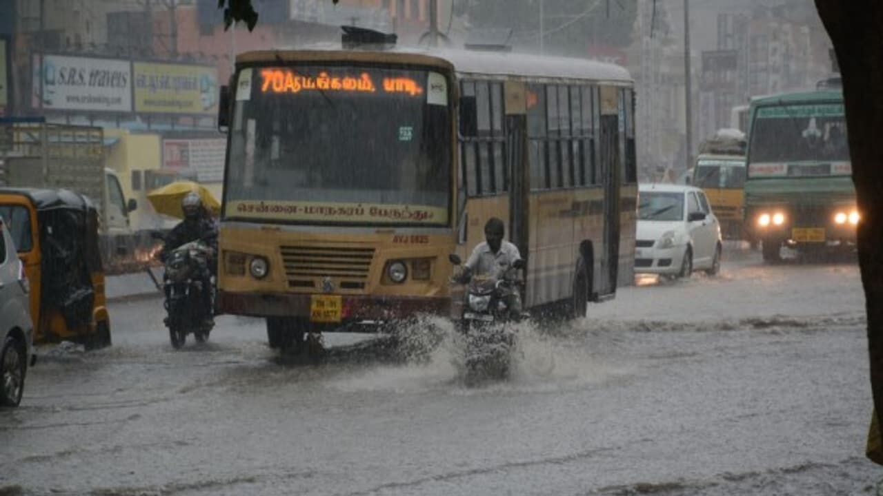 திரும்பவும் தொடங்கிருச்சுப்பா சென்னையில் மழை… நவம்பர் 5 ஆம் தேதி வரை கொட்டப் போகுதாம் !!! திரும்பவும் தொடங்கிருச்சுப்பா சென்னையில் மழை… நவம்பர் 5 ஆம் தேதி வரை கொட்டப் போகுதாம் !!!