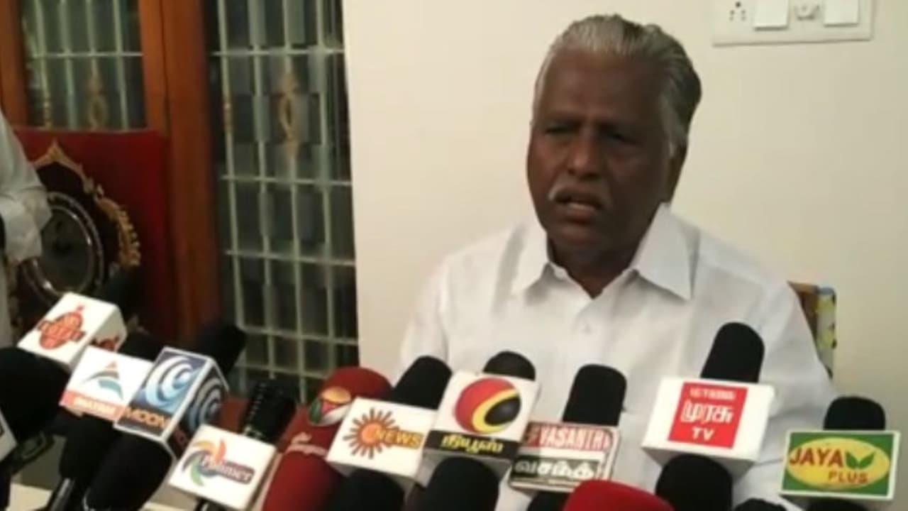 "சசிகலா குடும்பத்தில் யாரும் இருக்க கூடாது" கே.பி.முனுசாமி பரபரப்பு பேச்சு "சசிகலா குடும்பத்தில் யாரும் இருக்க கூடாது" கே.பி.முனுசாமி பரபரப்பு பேச்சு