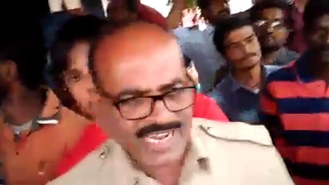 ಪೊಲೀಸರ ಮೇಲೆಯೇ ಸಾರ್ವಜನಿಕರ ಹಲ್ಲೆ..! ಪೊಲೀಸರ ಮೇಲೆಯೇ ಸಾರ್ವಜನಿಕರ ಹಲ್ಲೆ..!