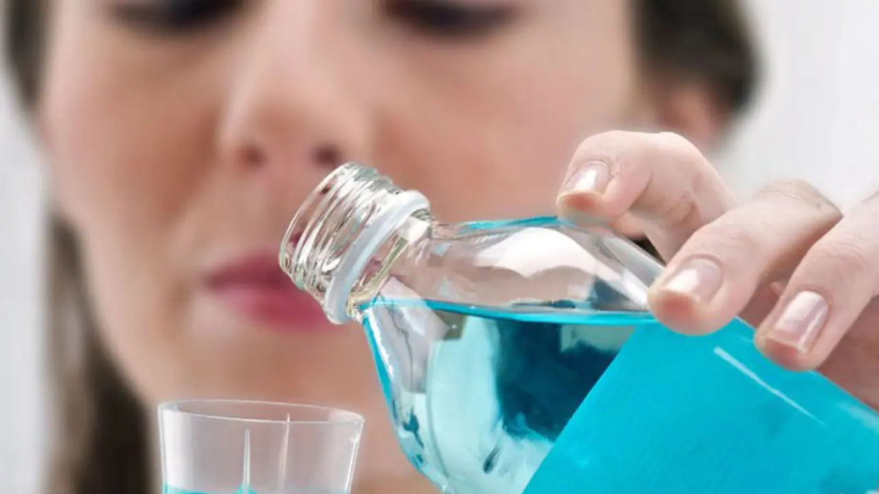 മൗത്ത് വാഷുകൾ ഉപയോഗിക്കുന്നത് കൊവിഡ് പകരാനുള്ള സാധ്യത കുറയ്ക്കുമെന്ന് പഠനം മൗത്ത് വാഷുകൾ ഉപയോഗിക്കുന്നത് കൊവിഡ് പകരാനുള്ള സാധ്യത കുറയ്ക്കുമെന്ന് പഠനം