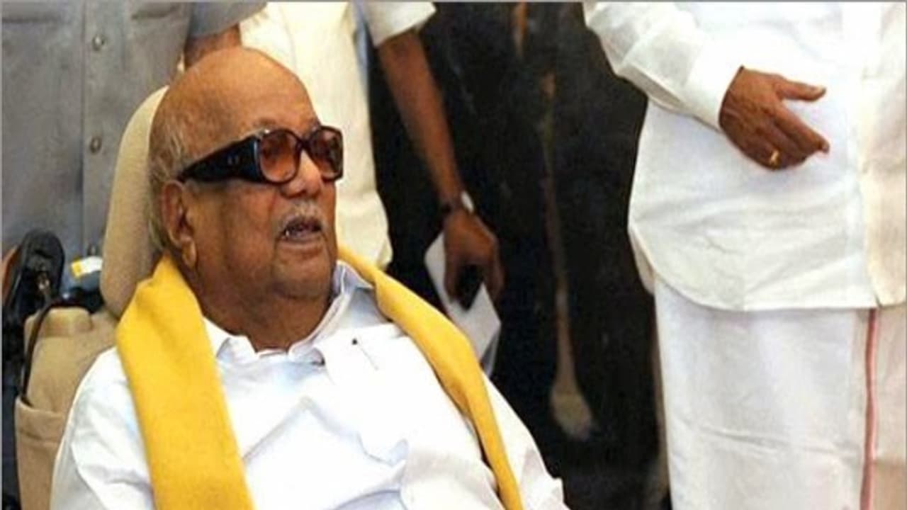 செயற்கை உணவுக்குழாய் மாற்றப்பட்டது!! சற்று நேரத்தில் வீடு திரும்புகிறார் கருணாநிதி!! செயற்கை உணவுக்குழாய் மாற்றப்பட்டது!! சற்று நேரத்தில் வீடு திரும்புகிறார் கருணாநிதி!!