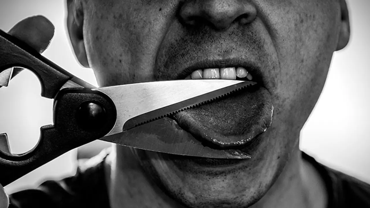 భార్యతో గొడవ.. కోపంతో నాలుక కోసేసుకున్న భర్త భార్యతో గొడవ.. కోపంతో నాలుక కోసేసుకున్న భర్త