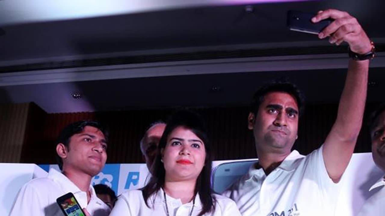 251 ರು. ಮೊಬೈಲ್ ಕಂಪನಿ ಮಾಲೀಕ ಗೋಯೆಲ್ ಬಂಧನ 251 ರು. ಮೊಬೈಲ್ ಕಂಪನಿ ಮಾಲೀಕ ಗೋಯೆಲ್ ಬಂಧನ