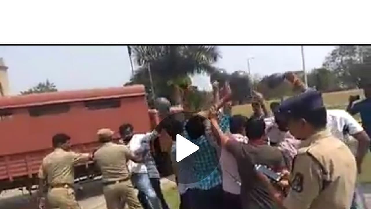 విద్యార్థుల అరెస్ట్ లతో మరోసారి దద్ధరిల్లిన ఓయూ (వీడియో) విద్యార్థుల అరెస్ట్ లతో మరోసారి దద్ధరిల్లిన ఓయూ (వీడియో)