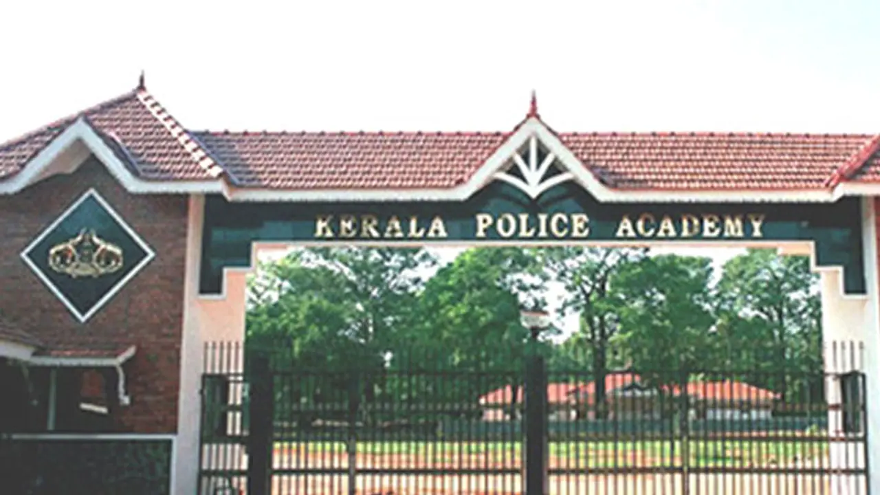പൊലീസ് ഉദ്യോഗസ്ഥക്കെതിരെ ലൈംഗികാതിക്രമം; കേരള പൊലീസ് അക്കാദമി ഓഫീസർ കമാന്ഡന്റ് പ്രേമന് സസ്പെന്ഷൻ പൊലീസ് ഉദ്യോഗസ്ഥക്കെതിരെ ലൈംഗികാതിക്രമം; കേരള പൊലീസ് അക്കാദമി ഓഫീസർ കമാന്ഡന്റ് പ്രേമന് സസ്പെന്ഷൻ