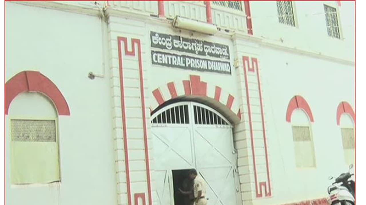 ಧಾರವಾಡ ಕೇಂದ್ರ ಕಾರಾಗೃಹಕ್ಕೆ ಪೊಲೀಸರ ದಿಢೀರ್ ದಾಳಿ