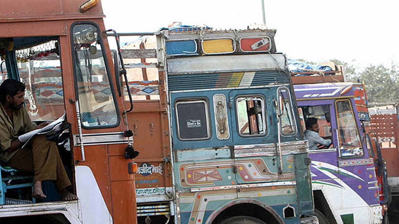 ನಾಳೆಯಿಂದ ಎರಡು ದಿನ ಲಾರಿ ಮುಷ್ಕರ ನಾಳೆಯಿಂದ ಎರಡು ದಿನ ಲಾರಿ ಮುಷ್ಕರ