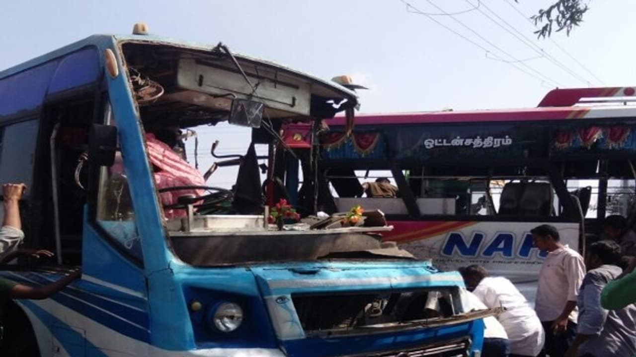 ఆర్టీసీ బస్సుని ఢీకొట్టిన ట్రక్కు..ఏడుగురు మృతి ఆర్టీసీ బస్సుని ఢీకొట్టిన ట్రక్కు..ఏడుగురు మృతి