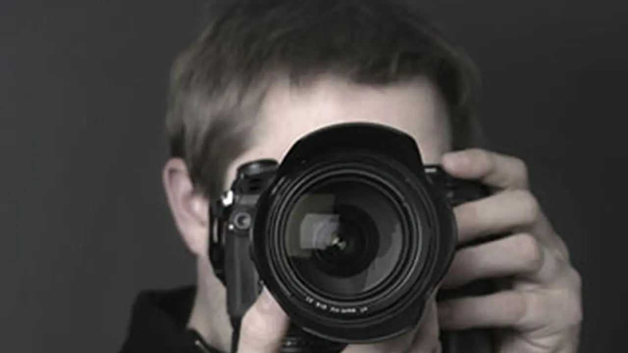 పెళ్లి ఫొటోలన్నీ తీసి.. వరుడి ముందు చిందులేస్తూ డిలీట్ చేసిన ఫొటోగ్రాఫర్.. కారణమేంటంటే? పెళ్లి ఫొటోలన్నీ తీసి.. వరుడి ముందు చిందులేస్తూ డిలీట్ చేసిన ఫొటోగ్రాఫర్.. కారణమేంటంటే?