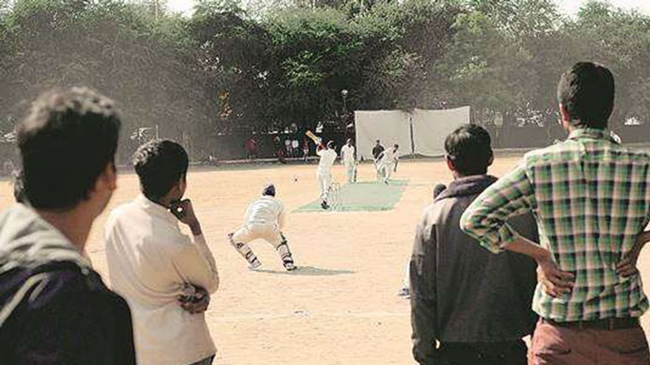 ಮೋಹಿತ್ ತ್ರಿಶತಕದ ಮೈದಾನ ಗಾತ್ರದಲ್ಲಿ ಚಿಕ್ಕದು ಮೋಹಿತ್ ತ್ರಿಶತಕದ ಮೈದಾನ ಗಾತ್ರದಲ್ಲಿ ಚಿಕ್ಕದು