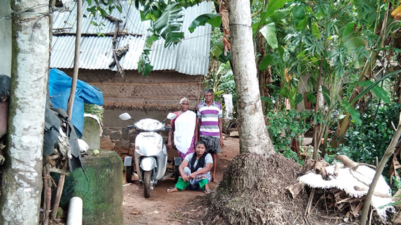 അംഗപരിമിതയ്ക്കും കുടുംബത്തിനും സഞ്ചരിക്കാന് വഴിയില്ല അംഗപരിമിതയ്ക്കും കുടുംബത്തിനും സഞ്ചരിക്കാന് വഴിയില്ല
