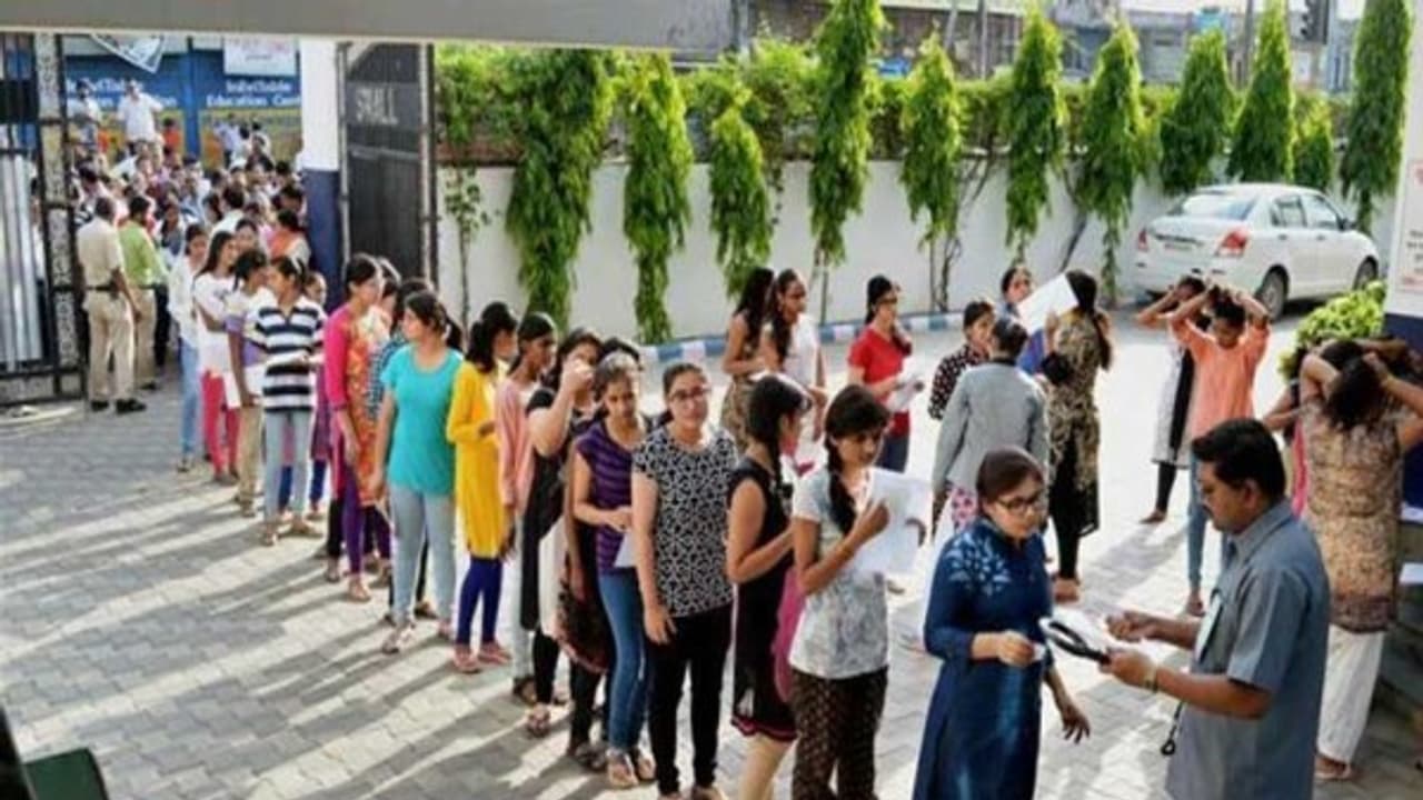 రిక్రూట్మెంట్ పరీక్షలో చీటింగ్ అడ్డుకోవడానికి సంచలన నిర్ణయం.. ఆ 4 గంటలు ఇంటర్నెట్ బంద్ రిక్రూట్మెంట్ పరీక్షలో చీటింగ్ అడ్డుకోవడానికి సంచలన నిర్ణయం.. ఆ 4 గంటలు ఇంటర్నెట్ బంద్