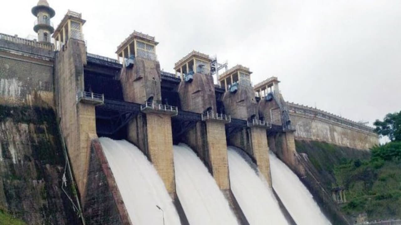 வெளுத்து வாங்கும் கனமழை…. கே.ஆர்.எஸ்., கபினி அணைகளில் இருந்து 39 ஆயிரம் கனஅடி நீர் திறப்பு…. பொங்கி வரும் காவிரி….