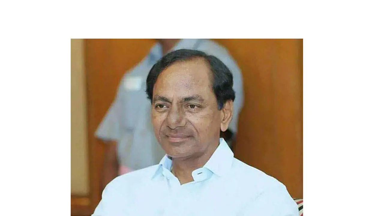 Telangana CM KCR stops his convoy for his childhood friends Telangana CM KCR stops his convoy for his childhood friends