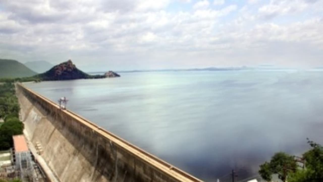 மகிழ்ச்சி…. உற்சாகம் … 117 அடியை எட்டிய மேட்டூர் அணை…. நாளை இந்நேரம் முழுக் கொள்ளவு… ஆனந்தக் கண்ணீருடன் கொண்டாடத் தயாராகும் விவசாயிகள் !! மகிழ்ச்சி…. உற்சாகம் … 117 அடியை எட்டிய மேட்டூர் அணை…. நாளை இந்நேரம் முழுக் கொள்ளவு… ஆனந்தக் கண்ணீருடன் கொண்டாடத் தயாராகும் விவசாயிகள் !!