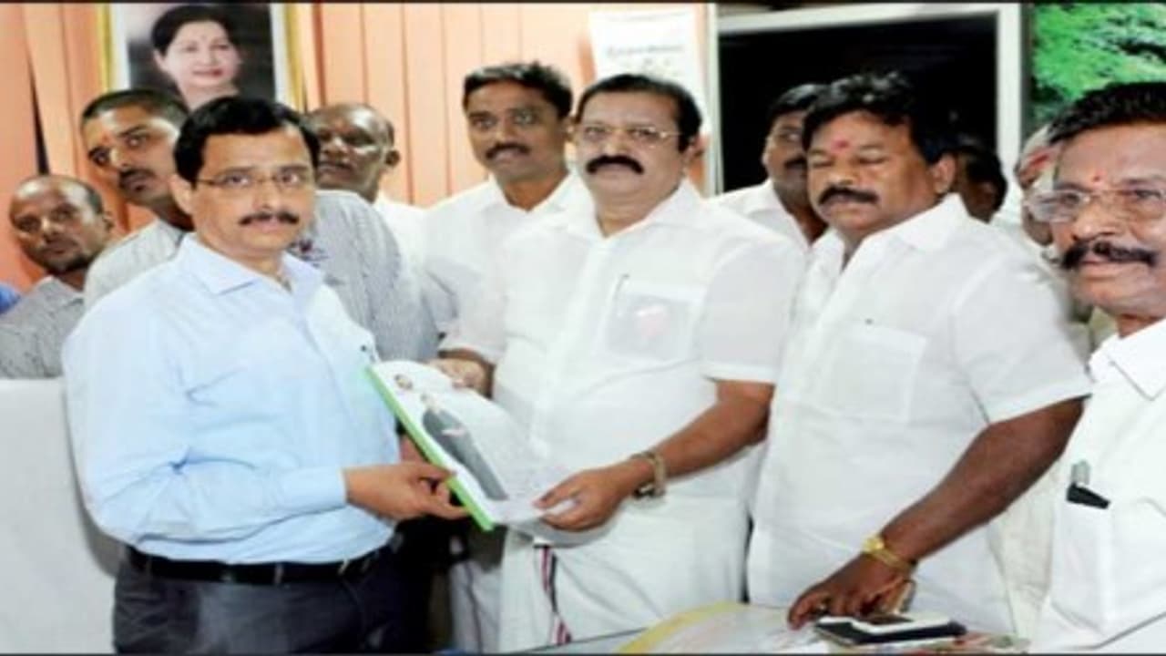 பாதியிலேயே நிறுத்தப்பட்ட சுரங்க நடைபாதை பணியை தொடங்கலன்னா உண்ணாவிரதம் இருப்பேன் முன்னாள் அமைச்சர் பாதியிலேயே நிறுத்தப்பட்ட சுரங்க நடைபாதை பணியை தொடங்கலன்னா உண்ணாவிரதம் இருப்பேன் முன்னாள் அமைச்சர்