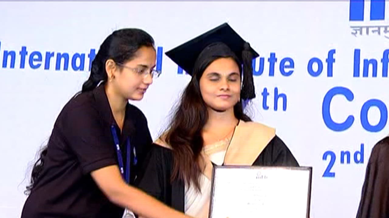 ಪ್ರಪಂಚ ಕಾಣದ ಅಂಧೆಯಿಂದ ವಿಶಿಷ್ಟ ಸಾಧನೆ: ಎಂಎಸ್ಸಿ ಡಿಜಿಟಲ್ ಸೊಸೈಟಿ ವಿಷಯದಲ್ಲಿ ವಿವಿಗೆ ಟಾಪರ್ ಪ್ರಪಂಚ ಕಾಣದ ಅಂಧೆಯಿಂದ ವಿಶಿಷ್ಟ ಸಾಧನೆ: ಎಂಎಸ್ಸಿ ಡಿಜಿಟಲ್ ಸೊಸೈಟಿ ವಿಷಯದಲ್ಲಿ ವಿವಿಗೆ ಟಾಪರ್