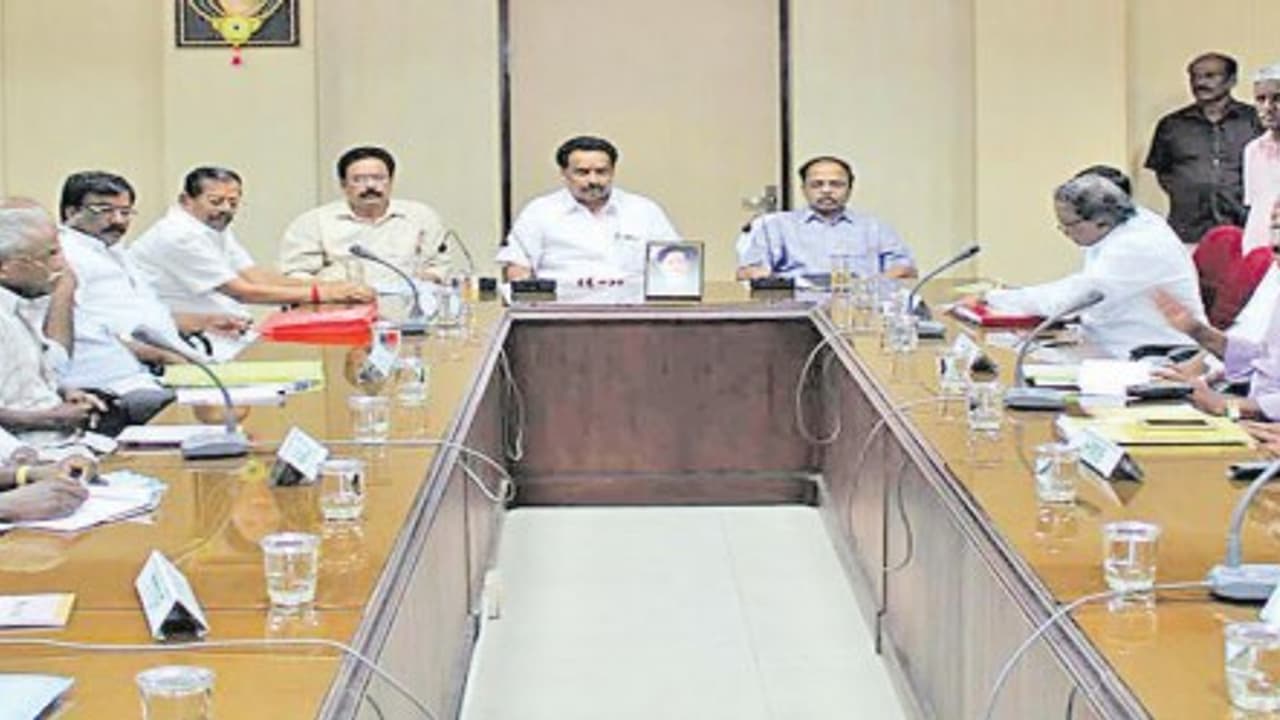 வரும் 15 ஆம் தேதி முதல் பஸ்கள் ஓடாது…போக்குவரத்து தொழிற்சங்கங்கள் திட்டவட்ட அறிவிப்பு… வரும் 15 ஆம் தேதி முதல் பஸ்கள் ஓடாது…போக்குவரத்து தொழிற்சங்கங்கள் திட்டவட்ட அறிவிப்பு…