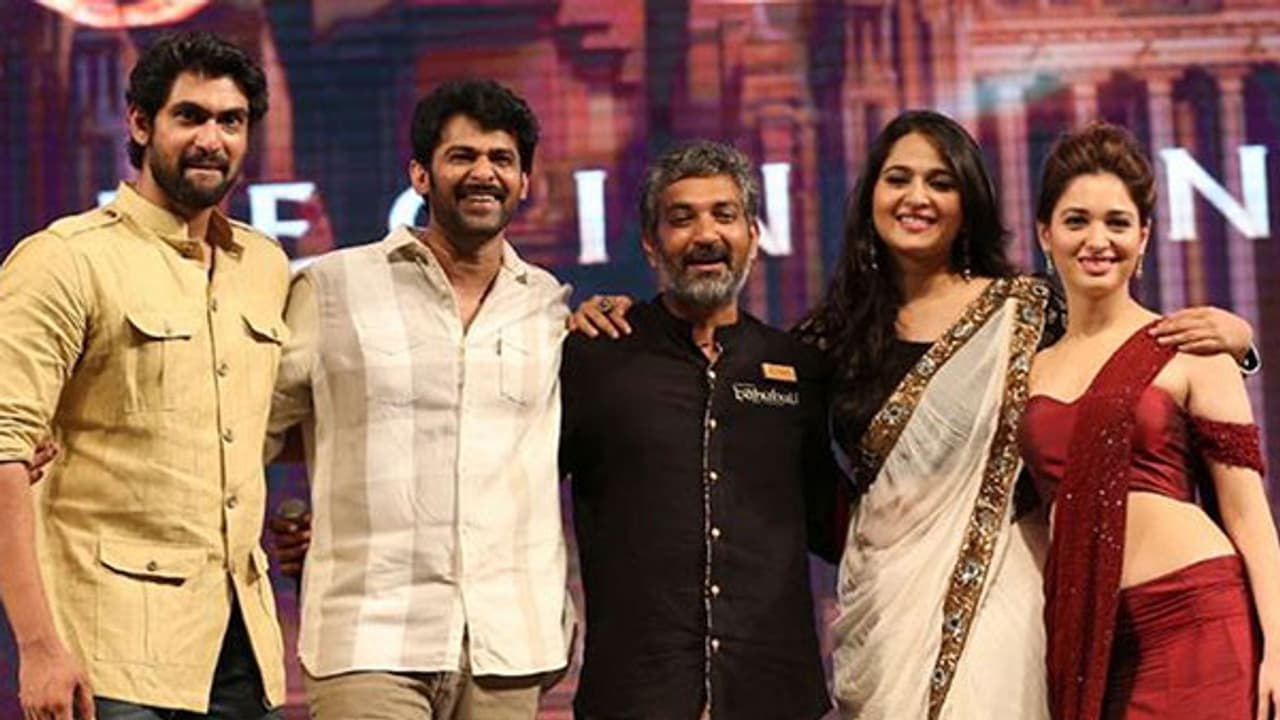 మాహిష్మతిలోనే బాహుబలి వేడుక.. అభిమానులూ బీ రెడీ మాహిష్మతిలోనే బాహుబలి వేడుక.. అభిమానులూ బీ రెడీ