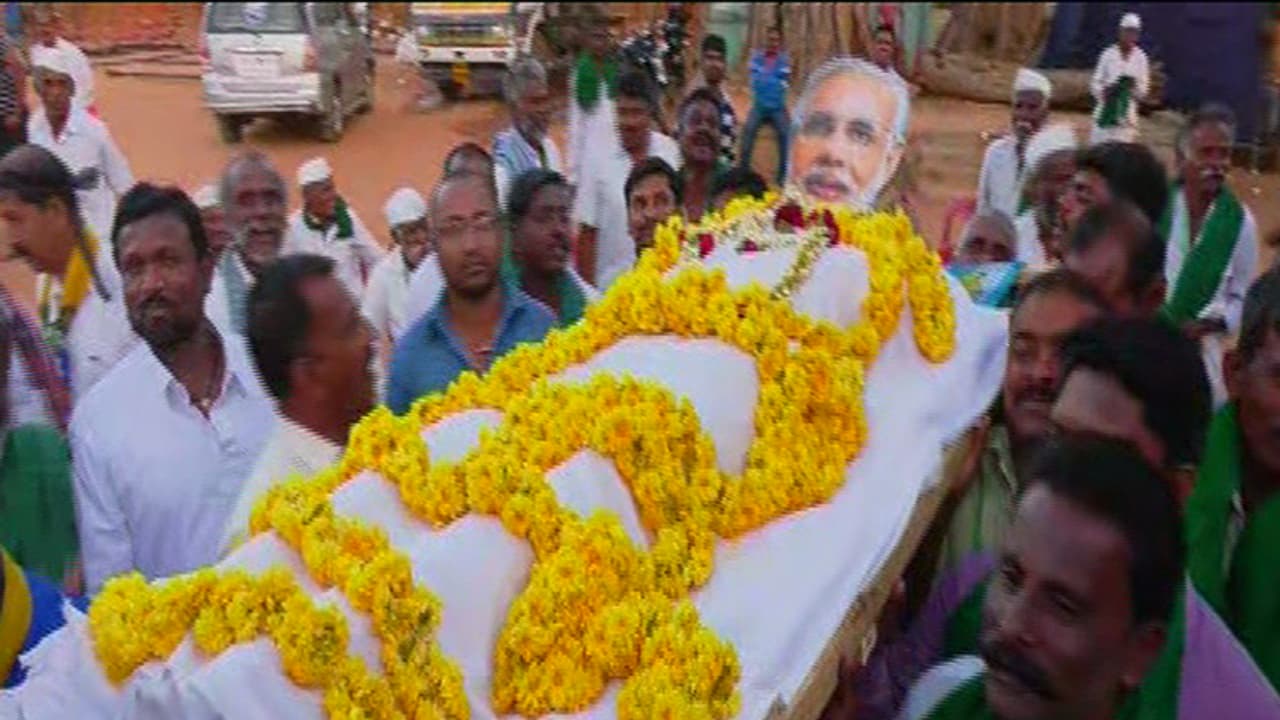 ‘ಮಹಾ’ಮೌನಿ ಮೋದಿ ವಿರುದ್ಧ ರೈತರ ಆಕ್ರೋಶ, ಅಣುಕು ಶವಯಾತ್ರೆ ‘ಮಹಾ’ಮೌನಿ ಮೋದಿ ವಿರುದ್ಧ ರೈತರ ಆಕ್ರೋಶ, ಅಣುಕು ಶವಯಾತ್ರೆ