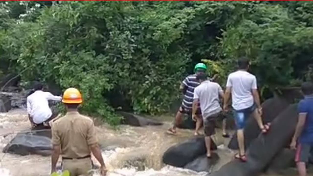 ಉತ್ತರ ಕನ್ನಡದಲ್ಲಿ ಭಾರಿ ಮಳೆ: ಐವರು ನೀರು ಪಾಲು ಉತ್ತರ ಕನ್ನಡದಲ್ಲಿ ಭಾರಿ ಮಳೆ: ಐವರು ನೀರು ಪಾಲು