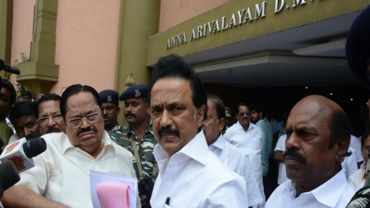 பிரிகிறது அதிமுக கூட்டம்...? வலுப்பெறும் திமுக...? ஆளுமையை நிரூபிப்பாரா ஸ்டாலின்? பிரிகிறது அதிமுக கூட்டம்...? வலுப்பெறும் திமுக...? ஆளுமையை நிரூபிப்பாரா ஸ்டாலின்?