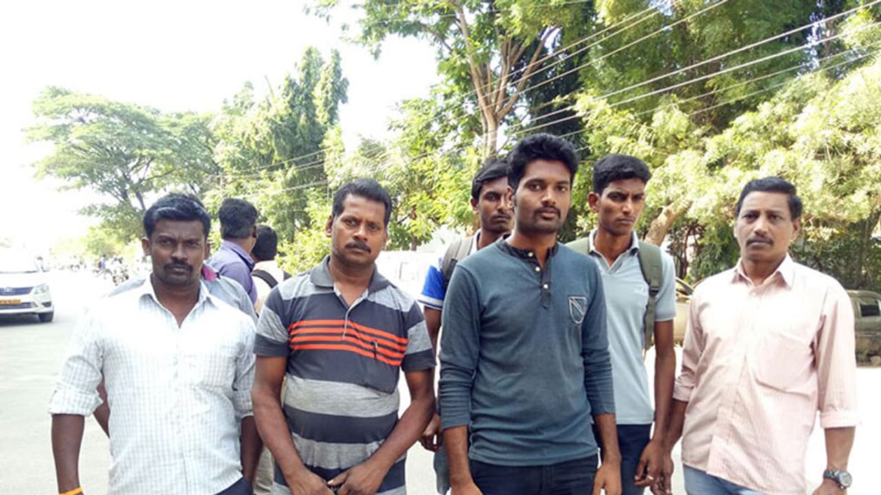 విదేశాల్లో ఉద్యోగం పేరిట ఘరానా మోసం విదేశాల్లో ఉద్యోగం పేరిట ఘరానా మోసం