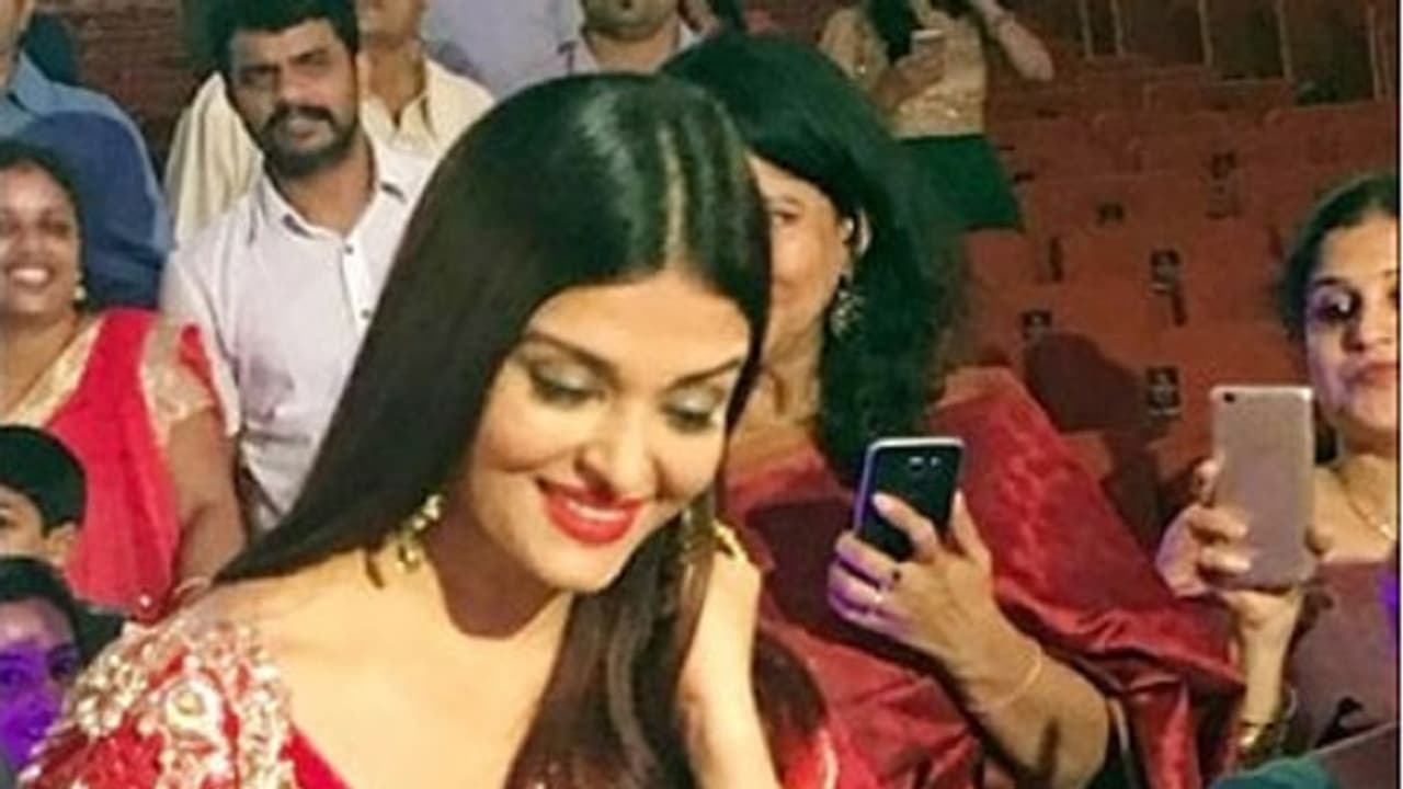 ചുവപ്പണിഞ്ഞ് സുന്ദരിയായി ഐശ്വര്യ എത്തി, ഒപ്പം ആരാധ്യയും, ചിത്രങ്ങള്, വീഡിയോ ചുവപ്പണിഞ്ഞ് സുന്ദരിയായി ഐശ്വര്യ എത്തി, ഒപ്പം ആരാധ്യയും, ചിത്രങ്ങള്, വീഡിയോ