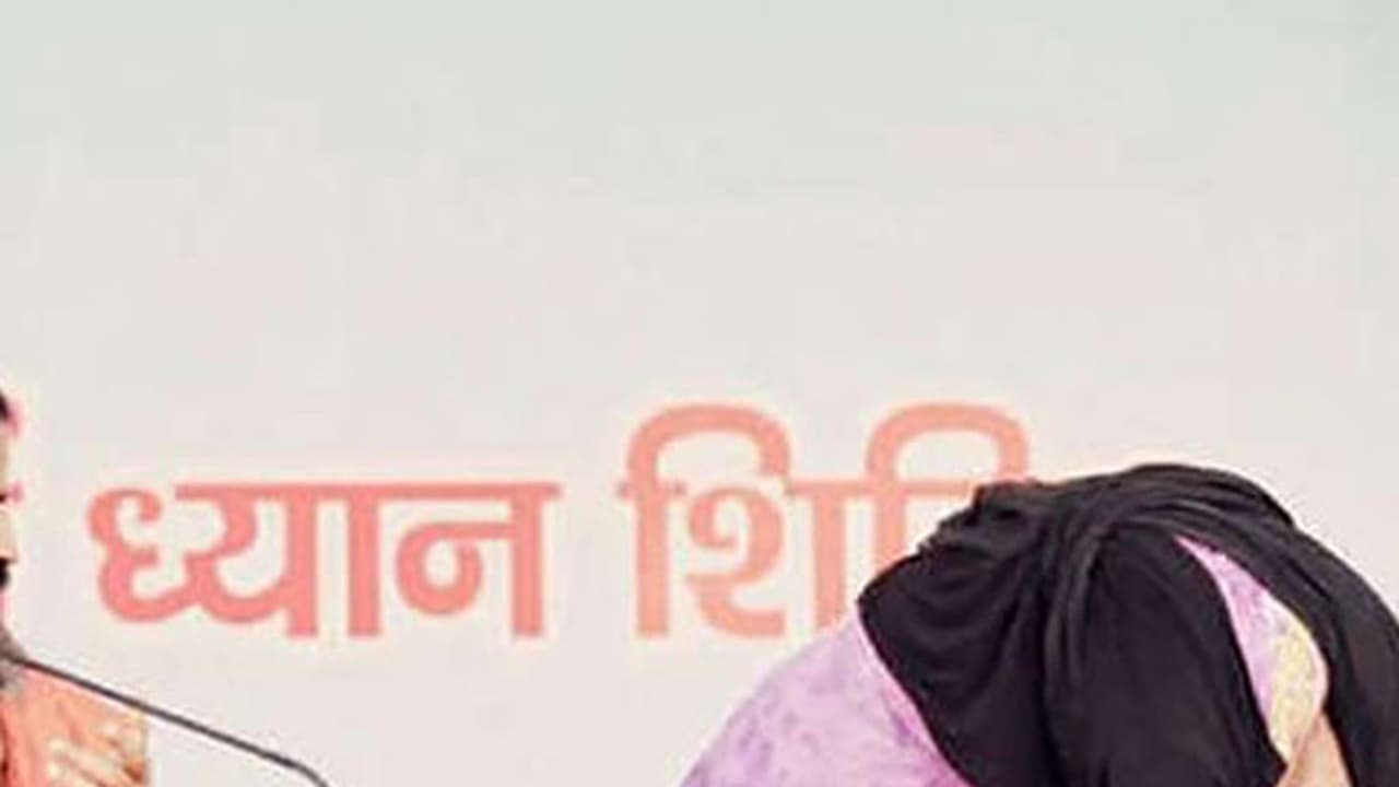 യോഗ പഠിപ്പിച്ച മുസ്ലിം യുവതി റാഫിയ നാസിന്റെ വീടിനു നേരെ ആക്രമണം യോഗ പഠിപ്പിച്ച മുസ്ലിം യുവതി റാഫിയ നാസിന്റെ വീടിനു നേരെ ആക്രമണം