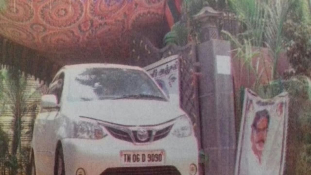 சசியை ரகசியமாய் சந்தித்த எடப்பாடியின் ஒற்றன்?!: கார் எண் 'TN 06 D 9090' சொல்லும் மர்மம் என்ன? சசியை ரகசியமாய் சந்தித்த எடப்பாடியின் ஒற்றன்?!: கார் எண் 'TN 06 D 9090' சொல்லும் மர்மம் என்ன?