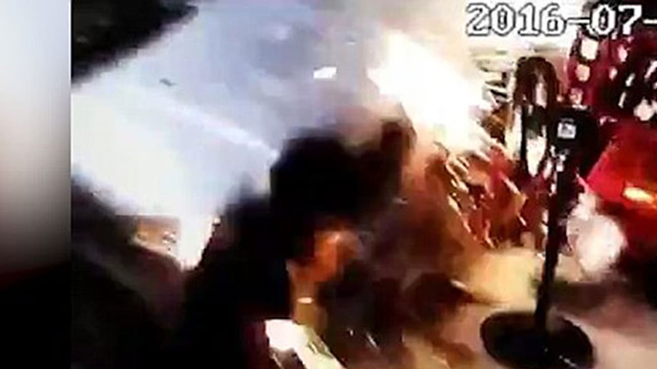 വീട്ടിനുള്ളിലേക്ക് കാര് ഇടിച്ചുകയറി; കുട്ടി അദ്ഭുതകരമായി രക്ഷപ്പെട്ടു വീട്ടിനുള്ളിലേക്ക് കാര് ഇടിച്ചുകയറി; കുട്ടി അദ്ഭുതകരമായി രക്ഷപ്പെട്ടു