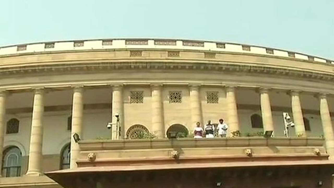 പാര്ലമെന്റിന്റെ മേല്ക്കൂരയില് കയറി എം.പിമാരുടെ വേറിട്ട പ്രതിഷേധം പാര്ലമെന്റിന്റെ മേല്ക്കൂരയില് കയറി എം.പിമാരുടെ വേറിട്ട പ്രതിഷേധം