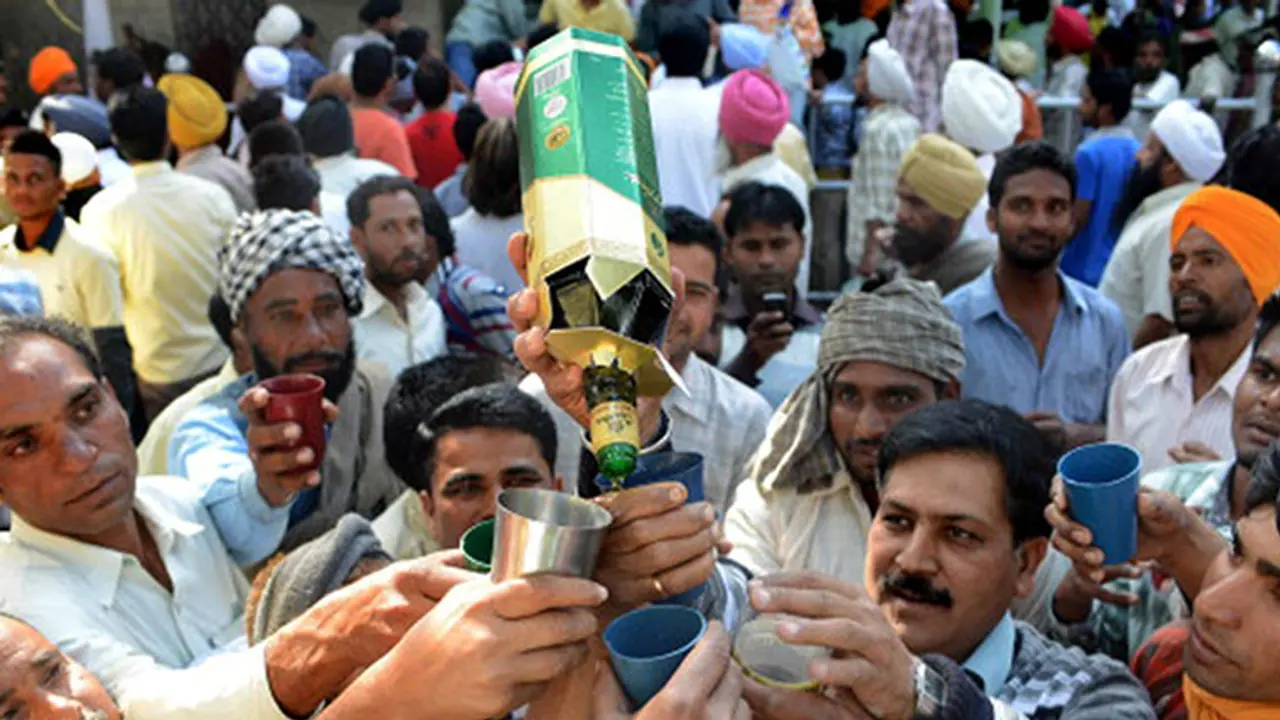 Daaru Dharna: Karnataka Village unites for liquor Daaru Dharna: Karnataka Village unites for liquor