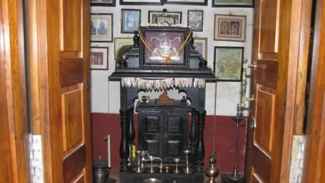 పూజ గది ఫోటో షేర్ చేశాడు.. అక్కడ వోడ్కా బాటిల్ ఉండటంతో..!