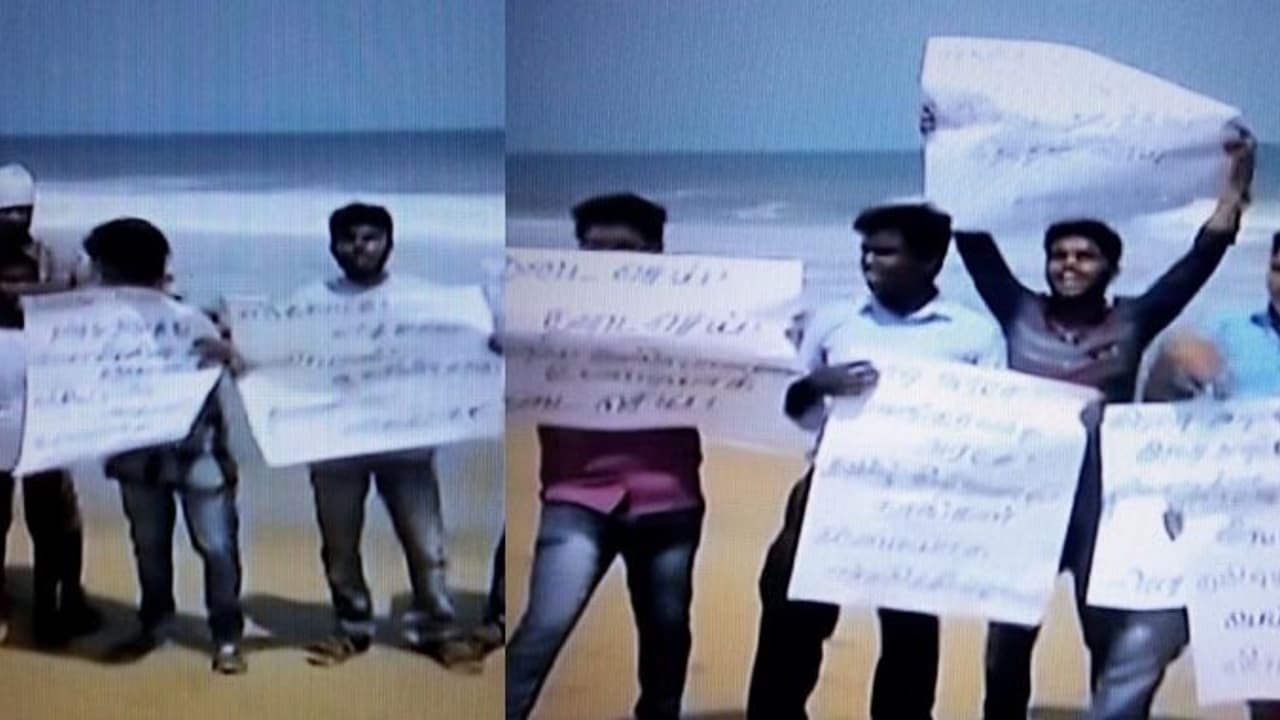 முளையிலேயே கிள்ளிய போலீஸ்.. கடலில் இறங்கி போராடிய 11 பேர் கைது முளையிலேயே கிள்ளிய போலீஸ்.. கடலில் இறங்கி போராடிய 11 பேர் கைது