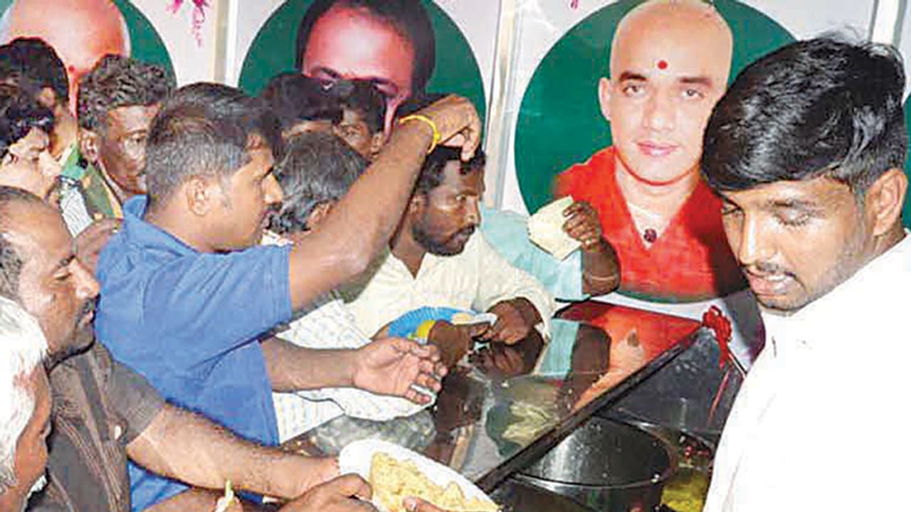 ಮಂಡ್ಯದಲ್ಲೂ ‘ಅಪ್ಪಾಜಿ ಕ್ಯಾಂಟೀನ್’ ಪ್ರಾರಂಭ ಮಂಡ್ಯದಲ್ಲೂ ‘ಅಪ್ಪಾಜಿ ಕ್ಯಾಂಟೀನ್’ ಪ್ರಾರಂಭ