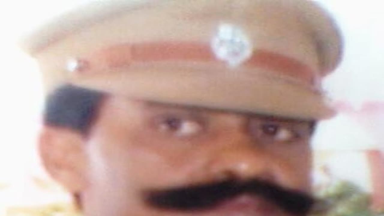 10 அடி பள்ளத்தில் போலீஸ் ஜீப் கவிழ்ந்து இன்ஸ்பெக்டர் படுகாயம் வேலூரில் அதிகாலையில் பரபரப்பு 10 அடி பள்ளத்தில் போலீஸ் ஜீப் கவிழ்ந்து இன்ஸ்பெக்டர் படுகாயம் வேலூரில் அதிகாலையில் பரபரப்பு