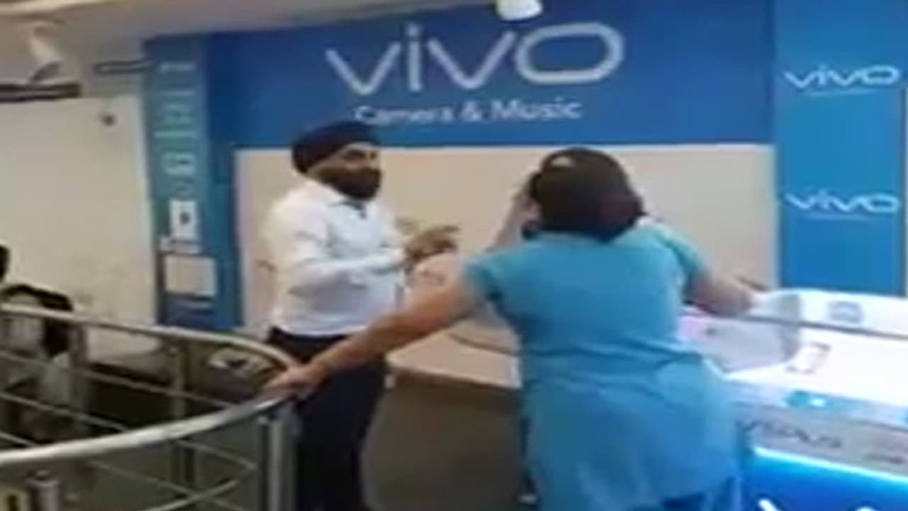 (ವಿಡಿಯೋ)ಮೊಬೈಲ್ ಸ್ಟೋರ್'ನಲ್ಲಿ ಮಹಿಳೆಯರ ರೌದ್ರಾವತಾರ: ಸಿಬ್ಬಂದಿಗೆ ಚಪ್ಪಲಿ ಏಟು! (ವಿಡಿಯೋ)ಮೊಬೈಲ್ ಸ್ಟೋರ್'ನಲ್ಲಿ ಮಹಿಳೆಯರ ರೌದ್ರಾವತಾರ: ಸಿಬ್ಬಂದಿಗೆ ಚಪ್ಪಲಿ ಏಟು!