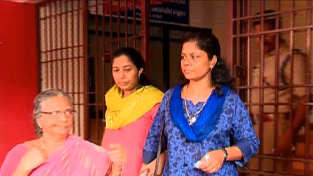 ഗൗരി നേഘയുടെ മരണം: അധ്യാപകര്ക്കെതിരായ ശിക്ഷാനടപടിയില് മാനേജ്മെന്റിന്റെ ഒത്തുകളി ഗൗരി നേഘയുടെ മരണം: അധ്യാപകര്ക്കെതിരായ ശിക്ഷാനടപടിയില് മാനേജ്മെന്റിന്റെ ഒത്തുകളി