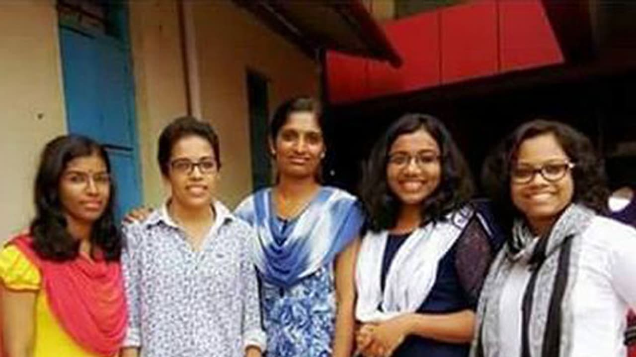 അര്ബുദ രോഗികള്ക്കായി ഈ പെണ്കുട്ടികള് സമ്മാനിച്ചത്... അര്ബുദ രോഗികള്ക്കായി ഈ പെണ്കുട്ടികള് സമ്മാനിച്ചത്...