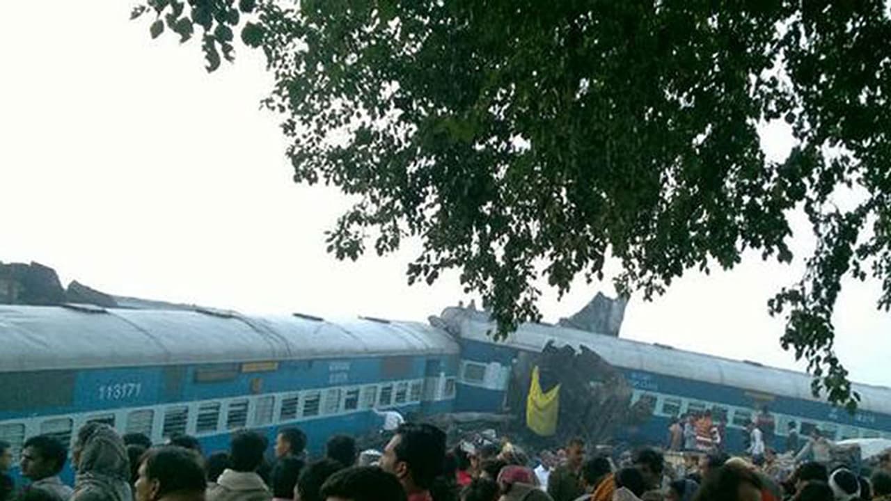 ರೈಲು ದುರಂತದ ಸ್ಥಳದಲ್ಲಿ ಸಂತ್ರಸ್ತರಿಗೆ ನಿಷೇಧಿತ ನೋಟುಗಳ ಹಂಚಿಕೆ? ರೈಲು ದುರಂತದ ಸ್ಥಳದಲ್ಲಿ ಸಂತ್ರಸ್ತರಿಗೆ ನಿಷೇಧಿತ ನೋಟುಗಳ ಹಂಚಿಕೆ?