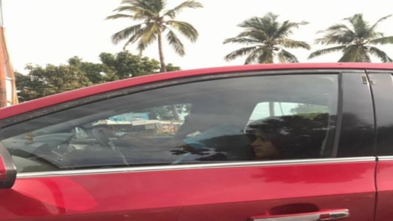 பிக் பாஸ் வீட்டை விட்டு வெளியேறிய ஓவியா...! பிக் பாஸ் வீட்டை விட்டு வெளியேறிய ஓவியா...!