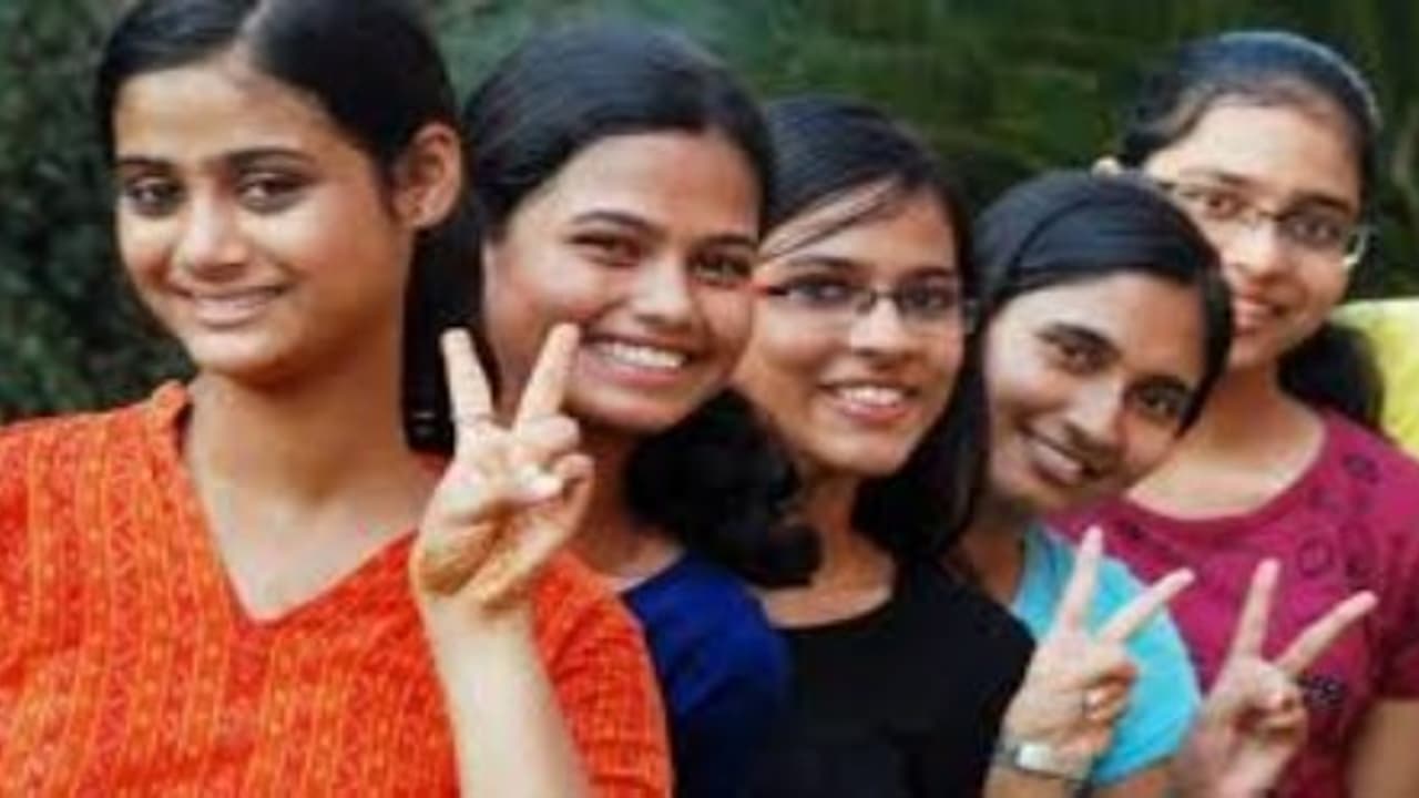 இன்று வெளியாகிறது 10 ஆம் வகுப்பு தேர்வு முடிவுகள்… மாணவர்களுக்கு எஸ்எம்எஸ் மூலமும் அறிவிக்கப்படும்… இன்று வெளியாகிறது 10 ஆம் வகுப்பு தேர்வு முடிவுகள்… மாணவர்களுக்கு எஸ்எம்எஸ் மூலமும் அறிவிக்கப்படும்…