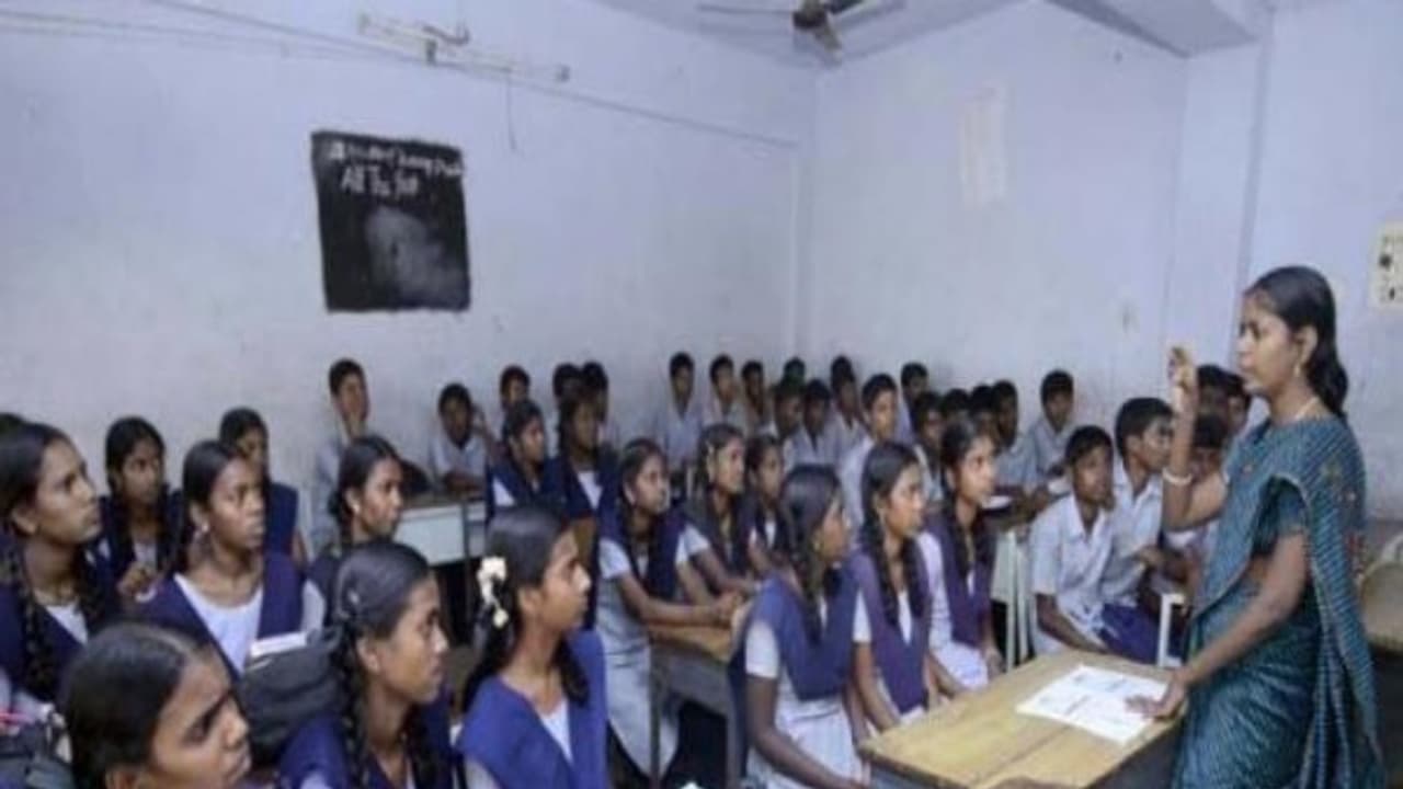 பிறை தெரியாததால் நாளை ரம்ஜான் இல்லை…. நாளை அறிவிக்கப்பட்ட பள்ளி விடுமுறை ரத்து…. பிறை தெரியாததால் நாளை ரம்ஜான் இல்லை…. நாளை அறிவிக்கப்பட்ட பள்ளி விடுமுறை ரத்து….