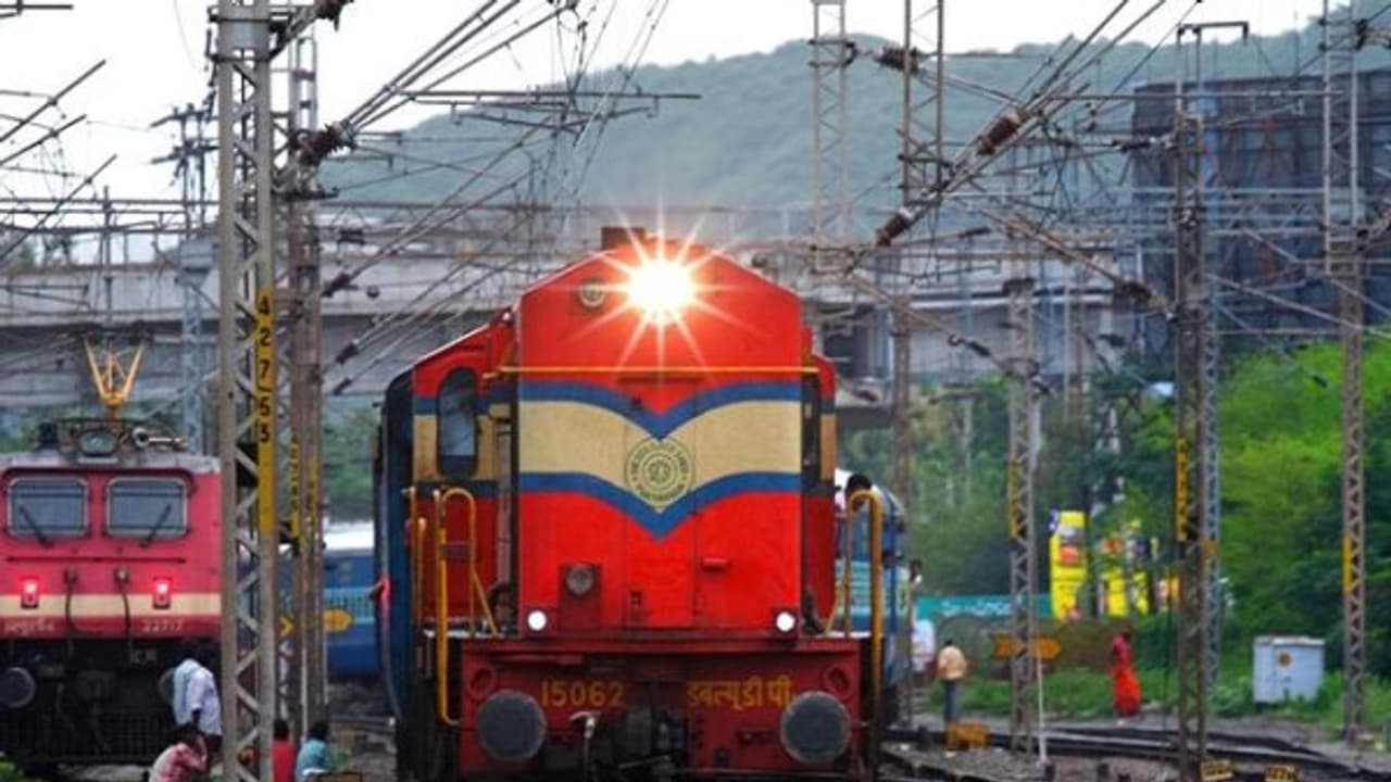 டிரைவர் இல்லாமல் 13 கி.மீ சென்ற ‘சென்னை ரெயில் எஞ்சினால்’ பரபரப்பு டிரைவர் இல்லாமல் 13 கி.மீ சென்ற ‘சென்னை ரெயில் எஞ்சினால்’ பரபரப்பு