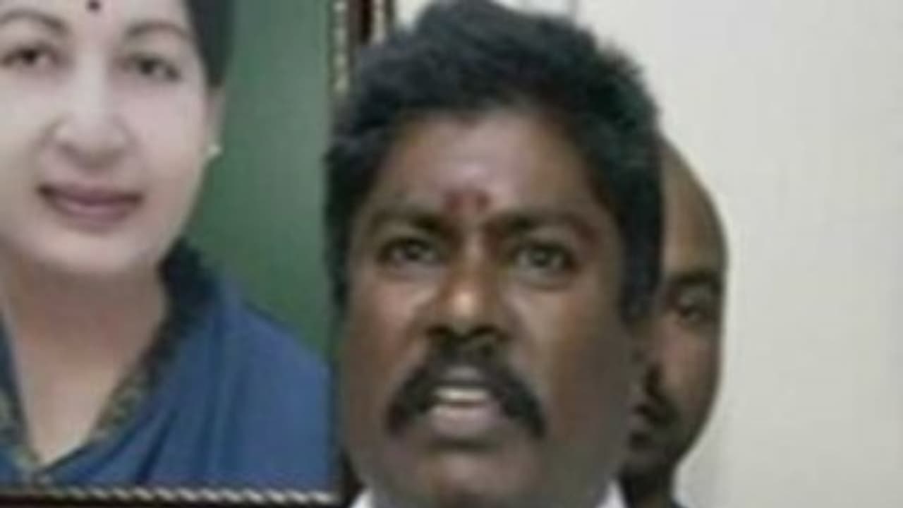 "செல்வாக்கிற்காக திரண்ட கூட்டமல்ல! செல்வத்துக்காக திரண்ட கூட்டம்!" ஓபிஎஸ் ஆதரவு எம்எல்ஏ பாய்ச்சல்!! "செல்வாக்கிற்காக திரண்ட கூட்டமல்ல! செல்வத்துக்காக திரண்ட கூட்டம்!" ஓபிஎஸ் ஆதரவு எம்எல்ஏ பாய்ச்சல்!!