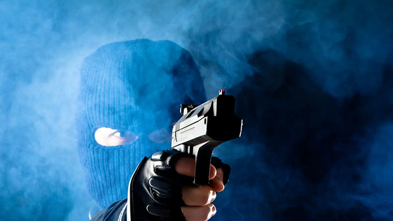 ಇವಿಎಂ ಹೊತ್ತೊಯ್ದ 500 ಮುಸುಕುಧಾರಿಗಳು: ಆತಂಕದಲ್ಲಿ ಆಯೋಗ! ಇವಿಎಂ ಹೊತ್ತೊಯ್ದ 500 ಮುಸುಕುಧಾರಿಗಳು: ಆತಂಕದಲ್ಲಿ ಆಯೋಗ!