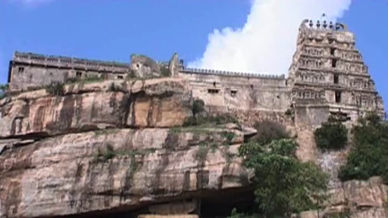 ಮೇಲುಕೋಟೆಯಲ್ಲಿ ಚಲನಚಿತ್ರ ಚಿತ್ರೀಕರಣ ನಿಷೇಧ ಮೇಲುಕೋಟೆಯಲ್ಲಿ ಚಲನಚಿತ್ರ ಚಿತ್ರೀಕರಣ ನಿಷೇಧ