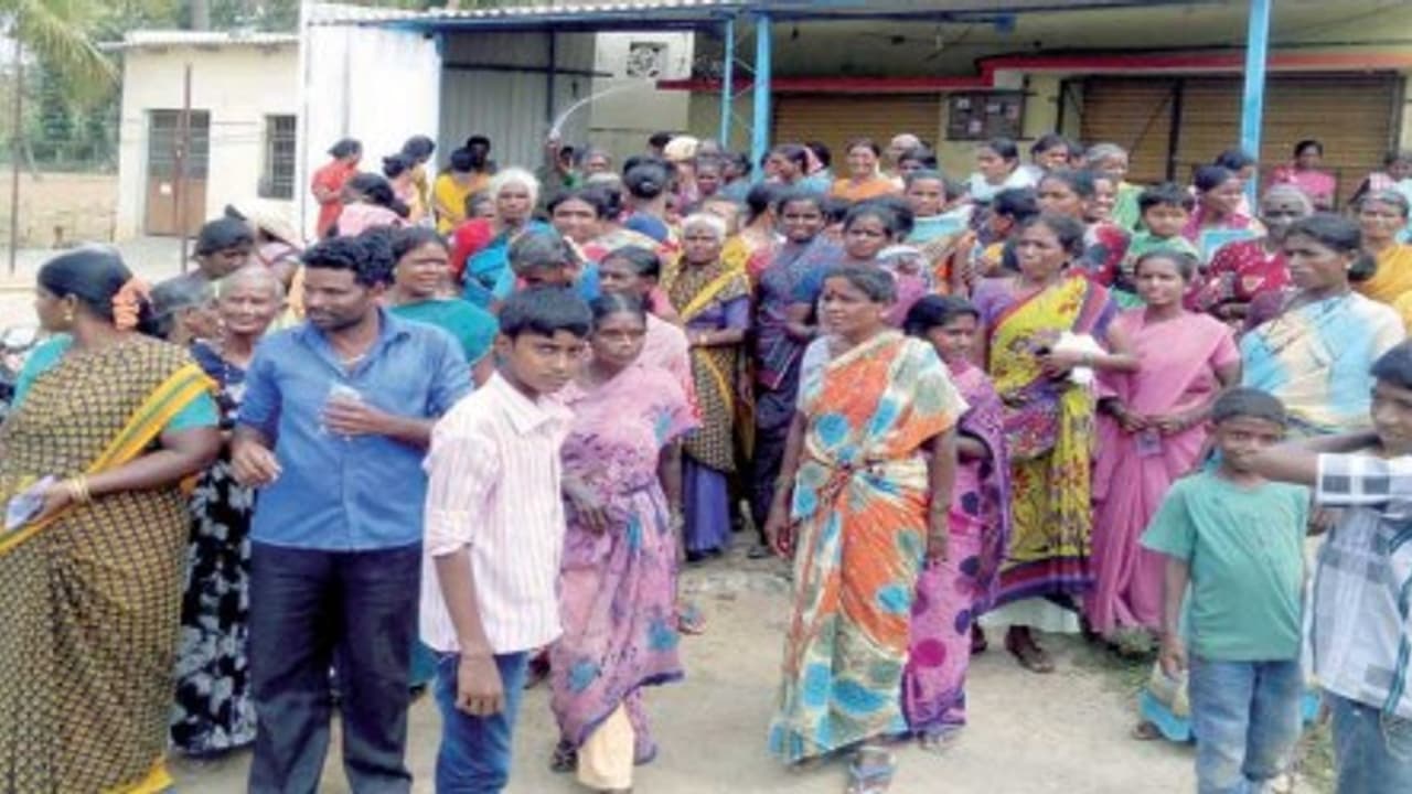 பத்து ஆண்டுகளாக செயல்பட்டுவந்த சாராயக் கடை மூடியே ஆகனும்னு போராடிய பெண்களுக்கு வெற்றி… பத்து ஆண்டுகளாக செயல்பட்டுவந்த சாராயக் கடை மூடியே ஆகனும்னு போராடிய பெண்களுக்கு வெற்றி…