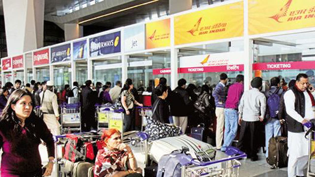 ഗൾഫ് വിമാന ടിക്കറ്റ് നിരക്ക് ഉയർത്തി രാജ്യത്ത് കൊള്ള, ഹോളിഡേ സീസൺ ഹൊററർ സീസണായി; ജെബി മേത്തർ രാജ്യസഭയിൽ